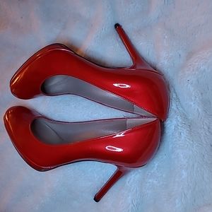 Stuart Weitzman S.8M  👠 Cherry Red 🍒 Patent Leather Round Toe Pump
